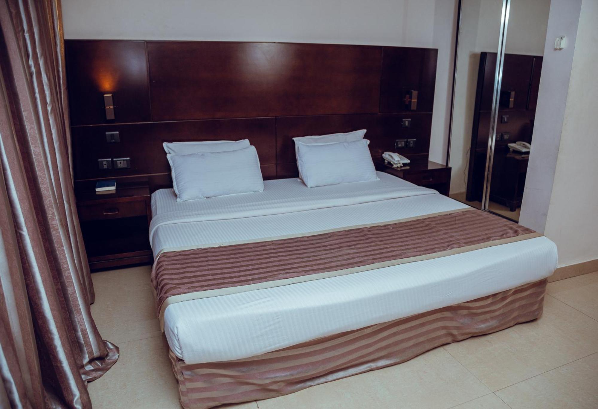 Noble House Hotel Kumasi Esterno foto