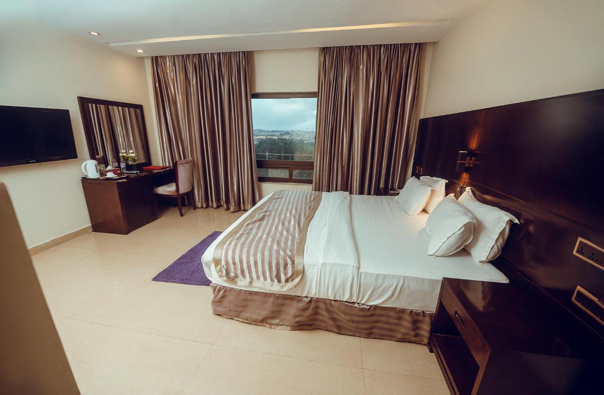 Noble House Hotel Kumasi Esterno foto