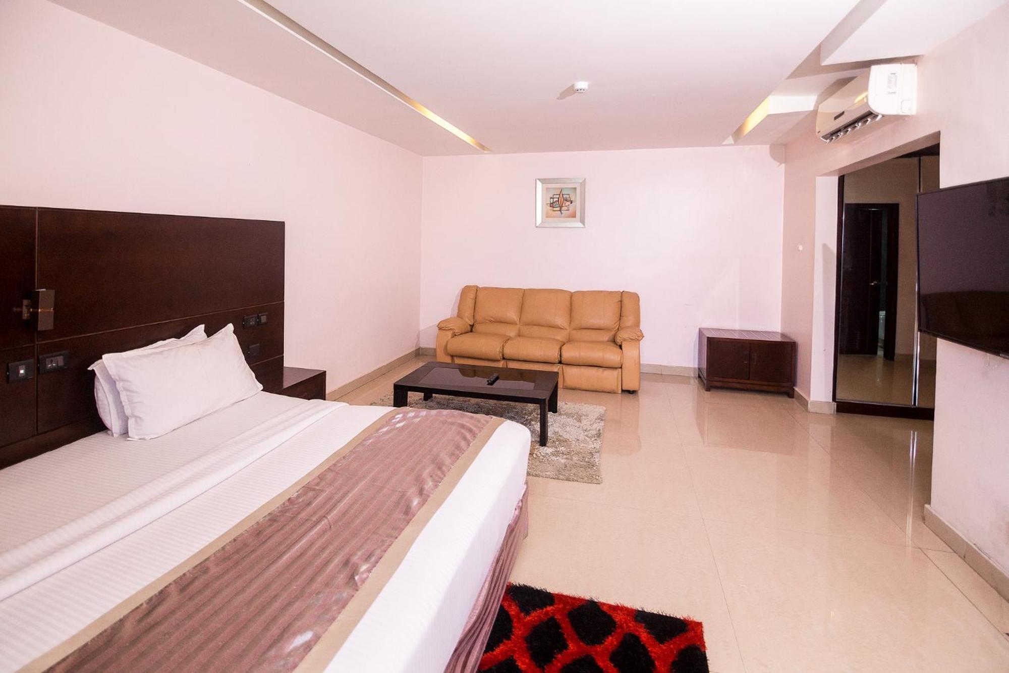 Noble House Hotel Kumasi Esterno foto