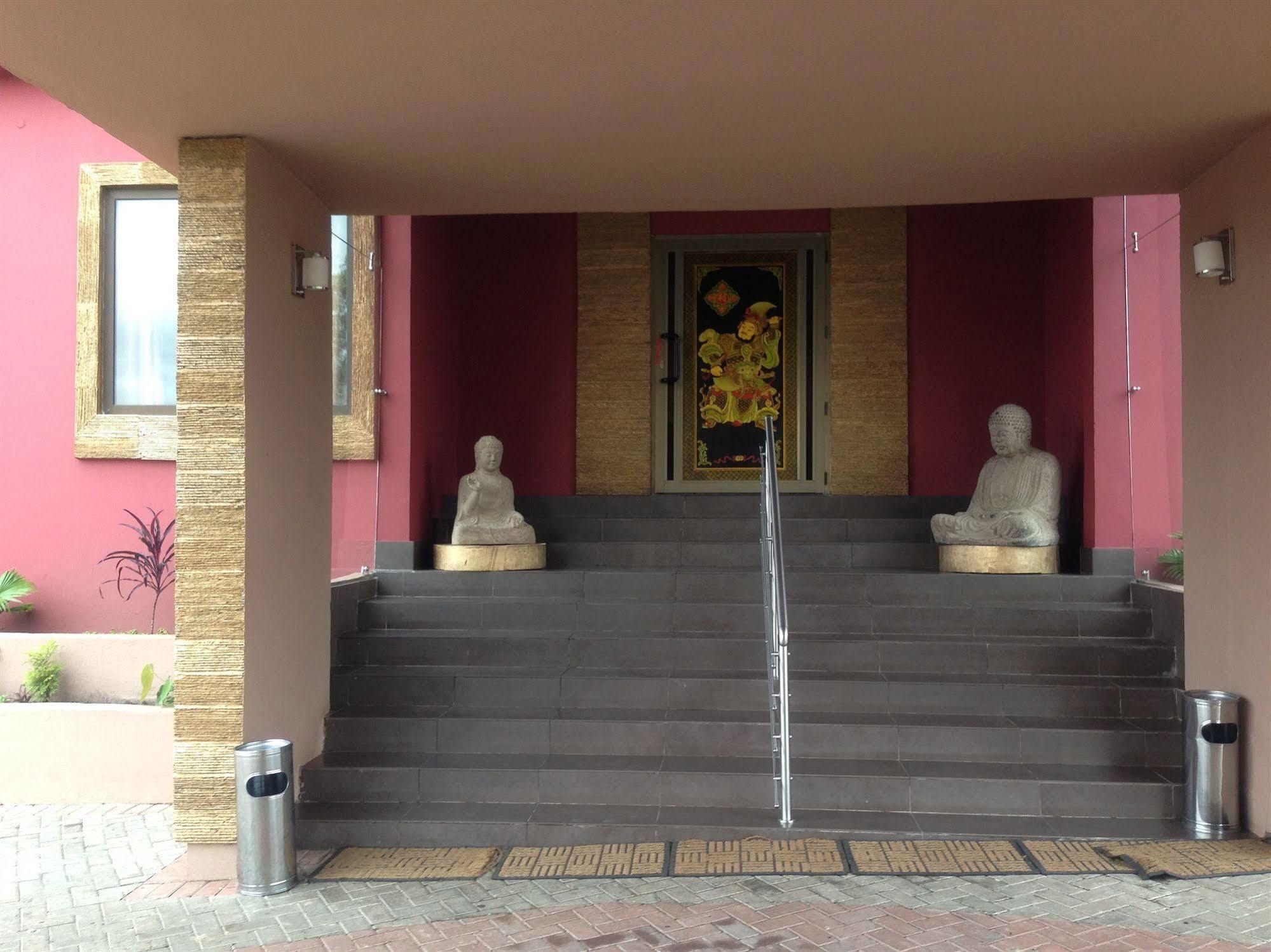 Noble House Hotel Kumasi Esterno foto