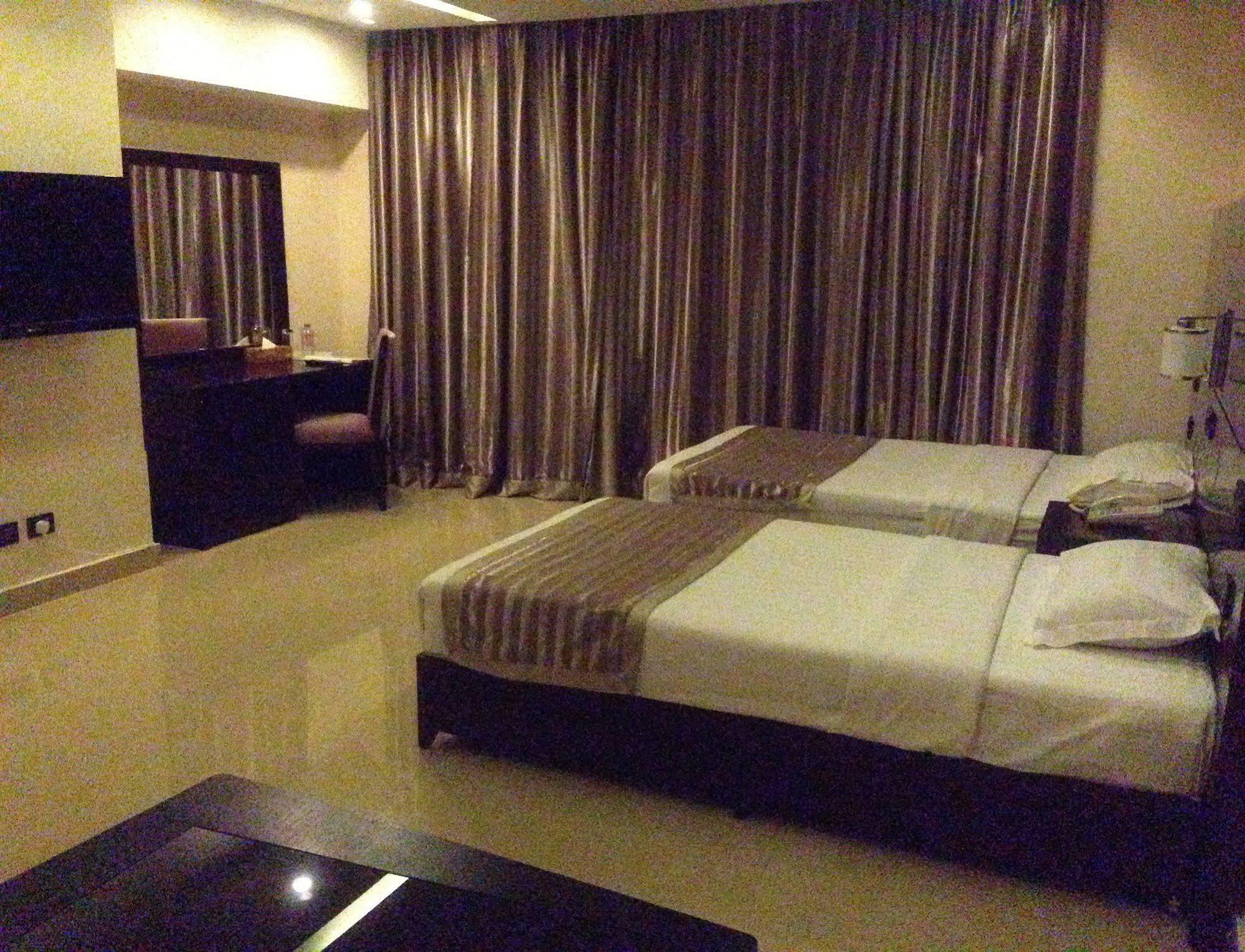 Noble House Hotel Kumasi Esterno foto