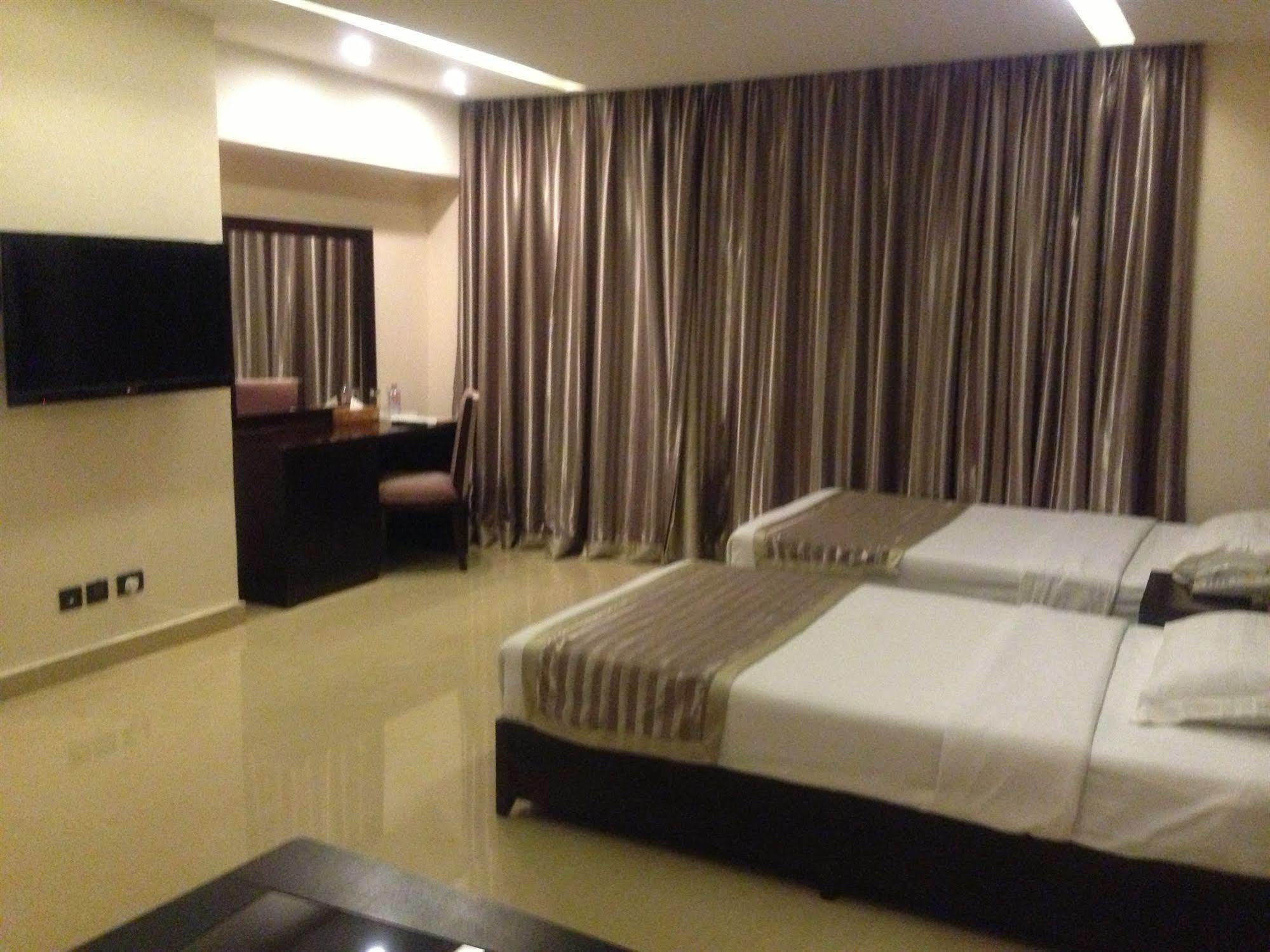 Noble House Hotel Kumasi Esterno foto