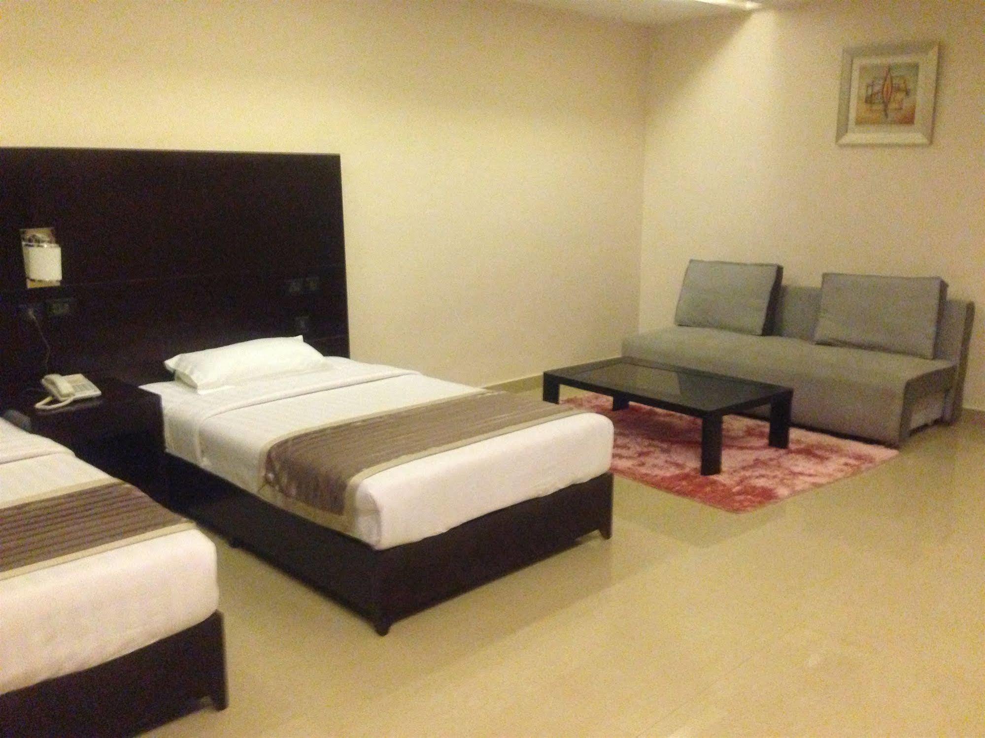 Noble House Hotel Kumasi Esterno foto
