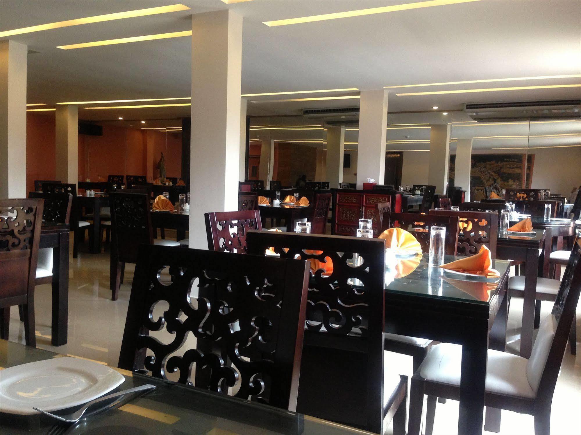 Noble House Hotel Kumasi Esterno foto