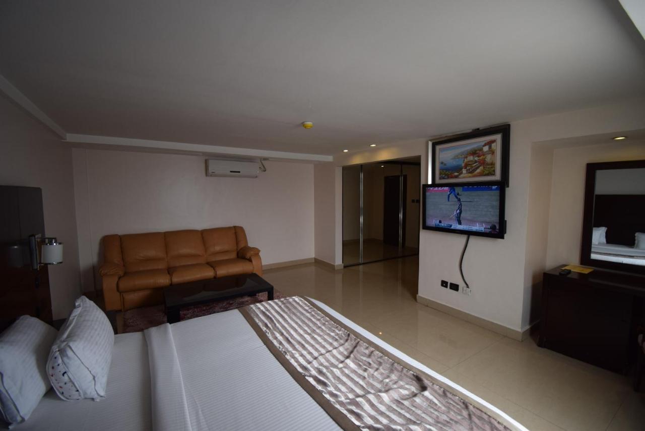 Noble House Hotel Kumasi Esterno foto