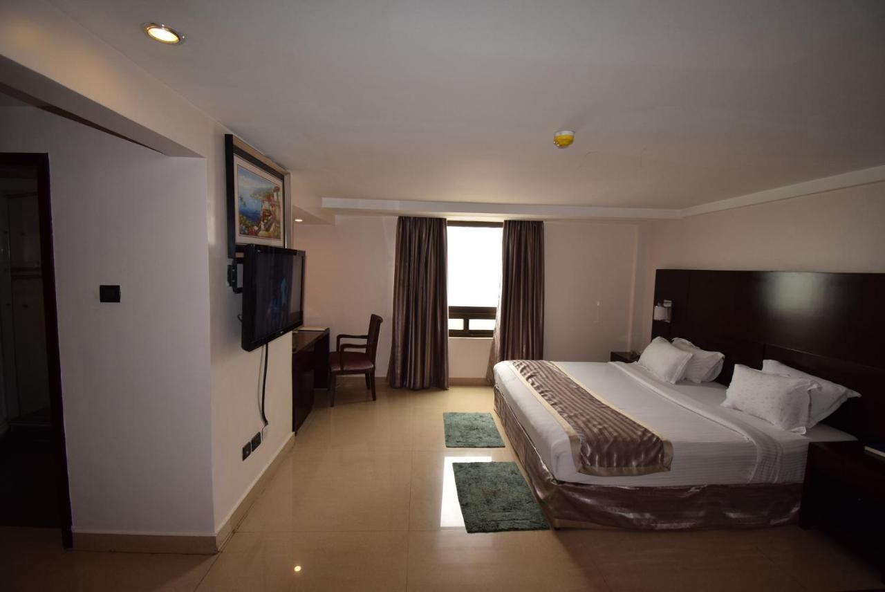 Noble House Hotel Kumasi Esterno foto