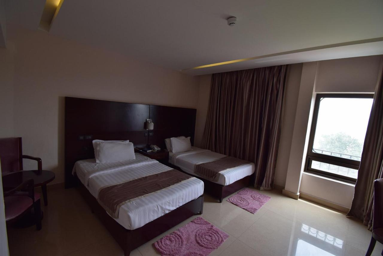 Noble House Hotel Kumasi Esterno foto